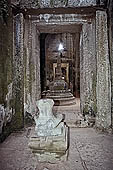 Preah Khan - central prasat, headless statue